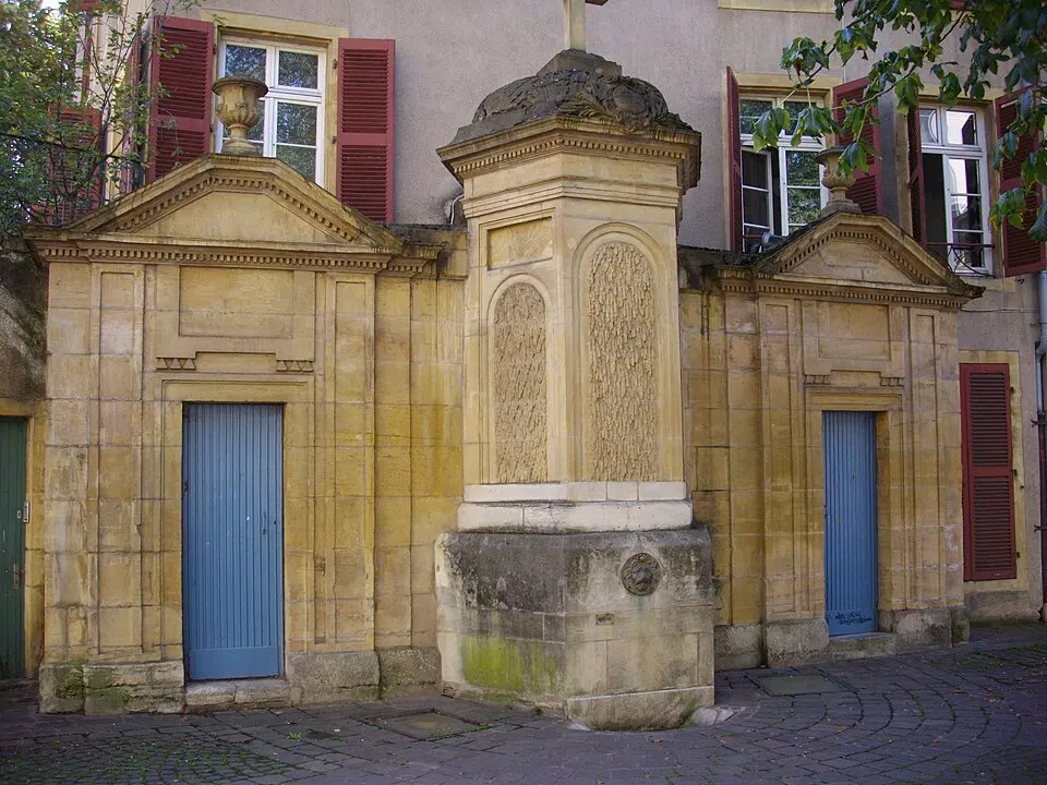 fontaine de la place Sainte-Croix