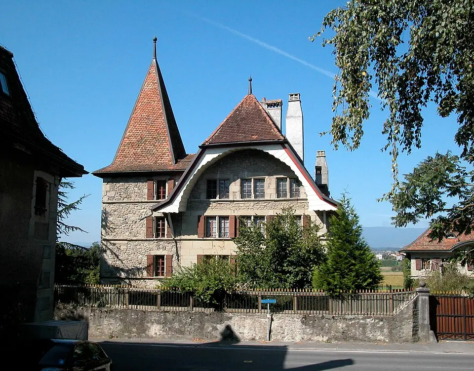 En-Bas-Schloss mit zwei Herrenhäusern, Gemeinschaftsräumen, Landhaus und Brunnen