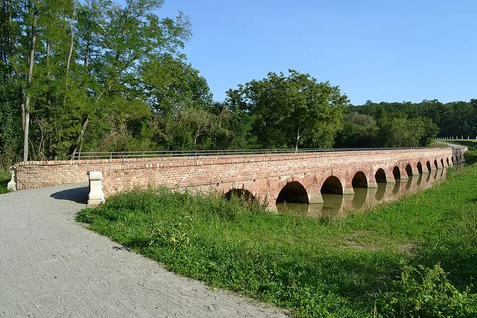 Image: RomanM82 · CC BY-SA 4.0 cihlový most k Tichému ostrovu u Mikulova