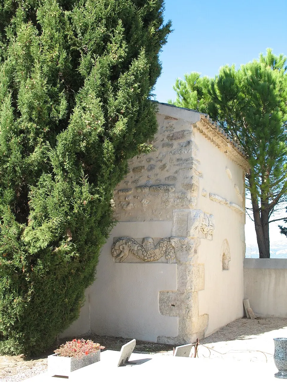 Town gate et chapelle of cimetière
