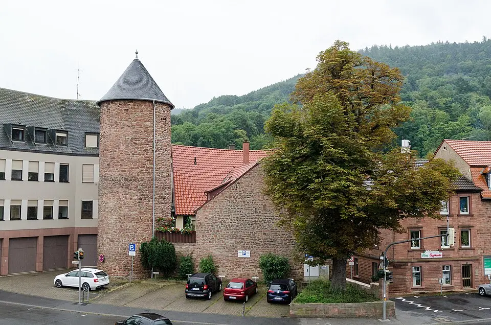 Runder Turm mit Kegelspitze