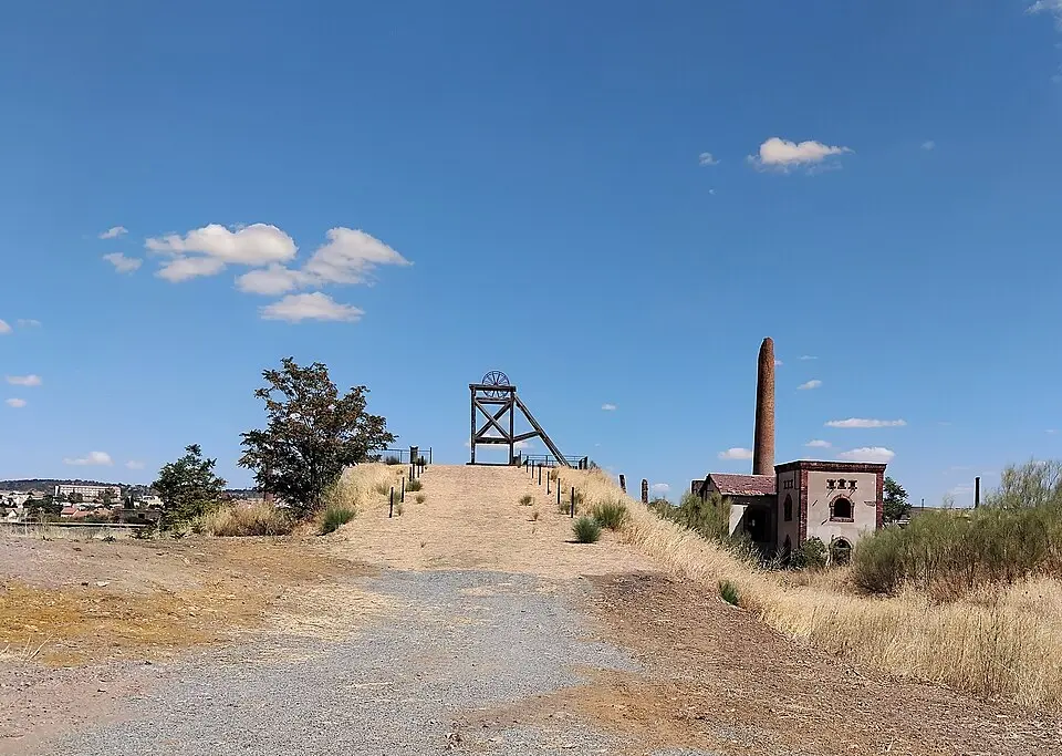 Slika: CFA1877 · CC BY-SA 4.0 Pozo principal y base del castillete, mina de Santa Rosa