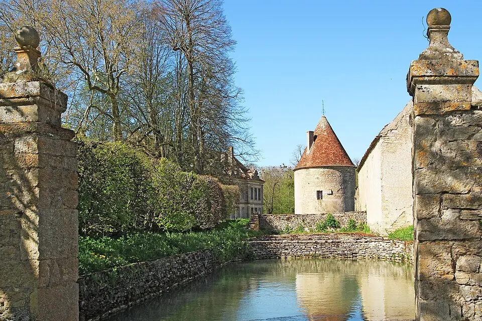 tour-chapelle du château de Missery
