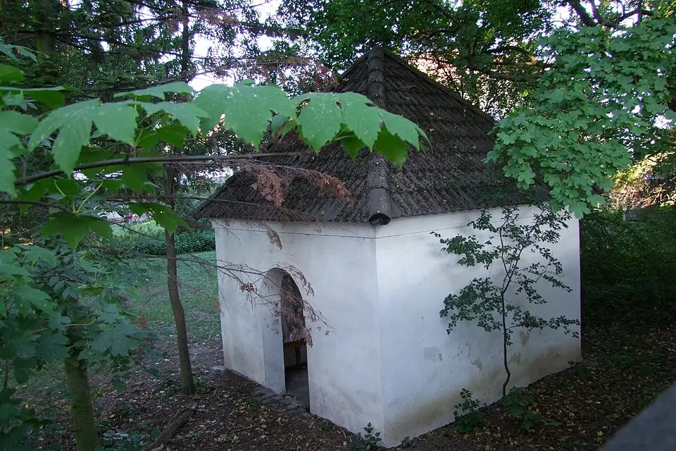 Pavillon und Ummauerung