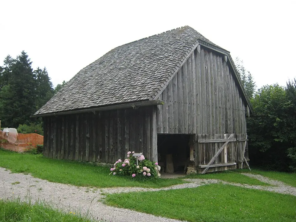 Bild: Szojak (talk) · CC BY-SA 3.0 AT Hütte mit Getreidekasten
