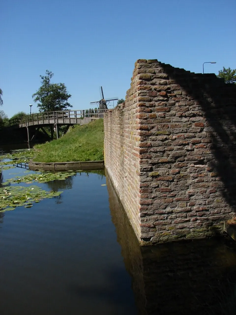 Overblijfselen van de versterkingen, wallen en grachten