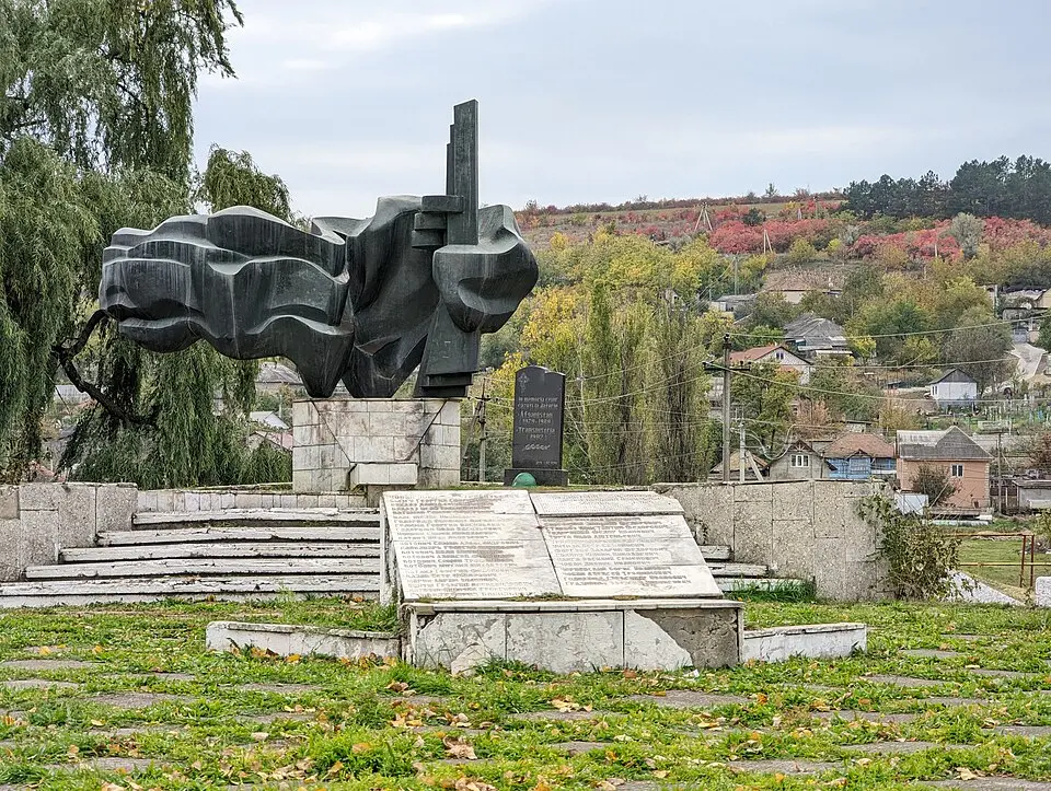 Monument în memoria consătenilor căzuți în 1941-1945