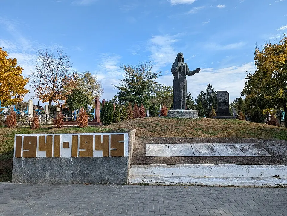 Monument în memoria consătenilor căzuți în 1941-1945