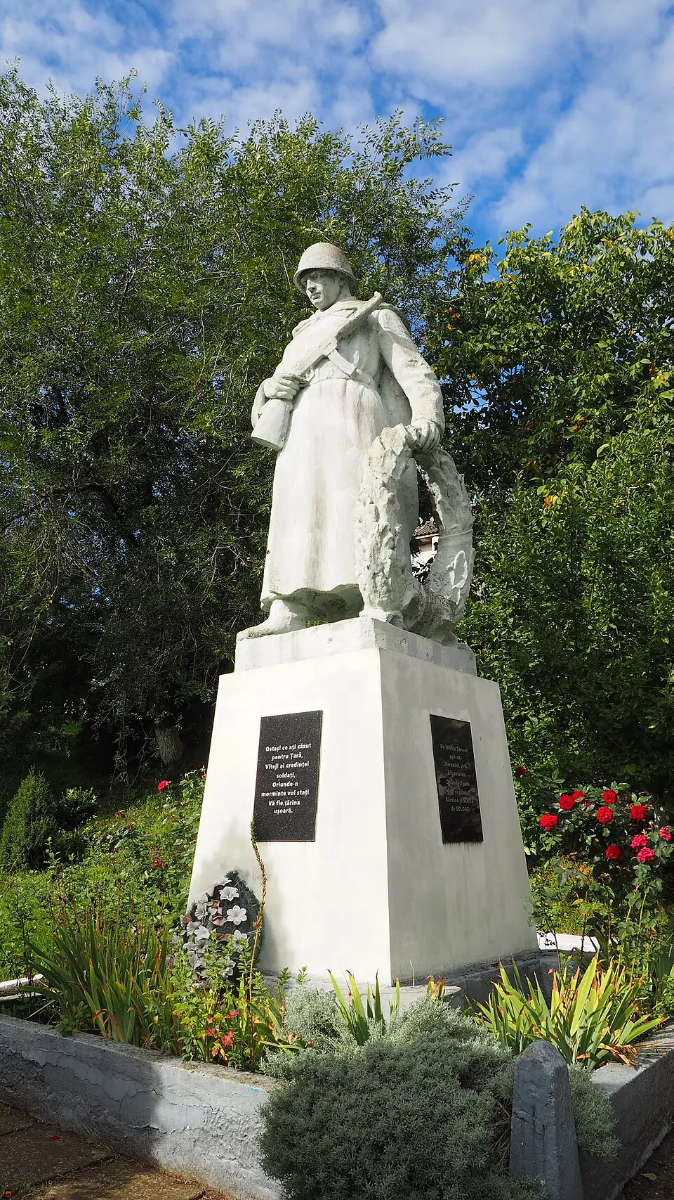 Monument în memoria consătenilor căzuți în 1941-1945