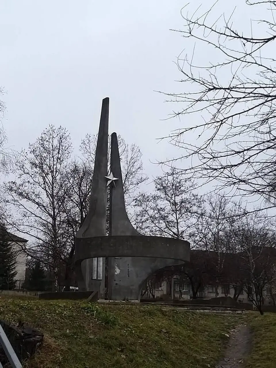 Monument în memoria consătenilor căzuți în 1941-1945