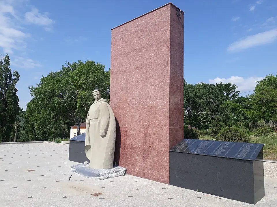 Monument în memoria consătenilor căzuți în război în 1941-1945