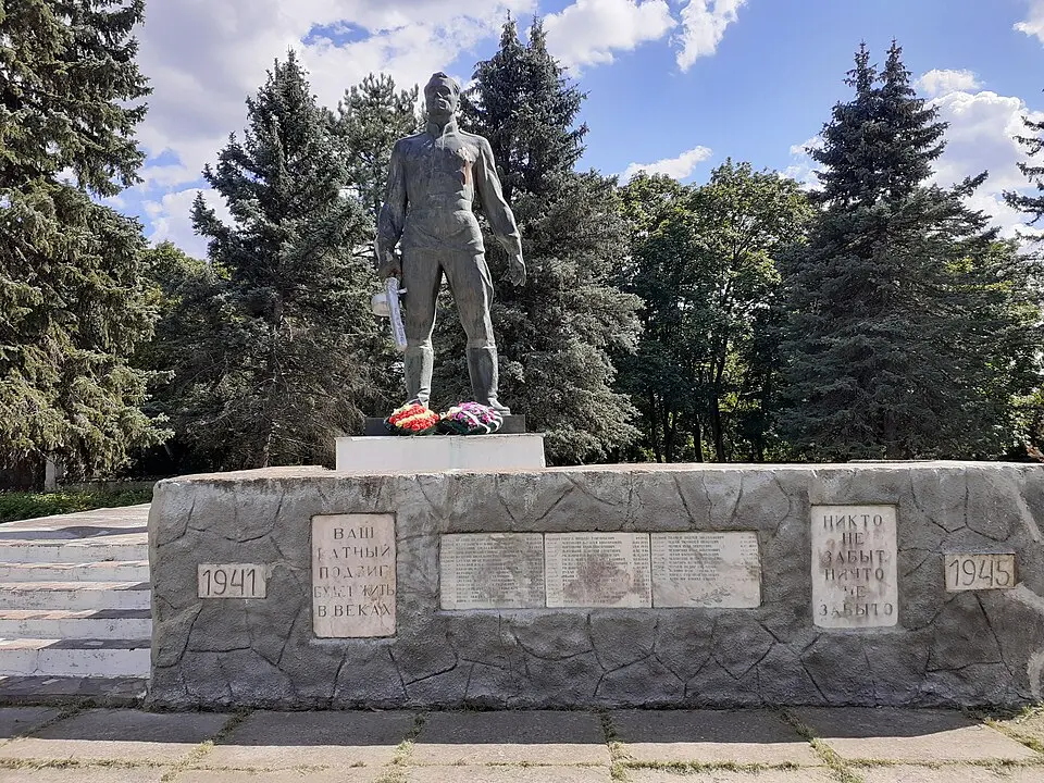 Monument în memoria consătenilor căzuți în 1944