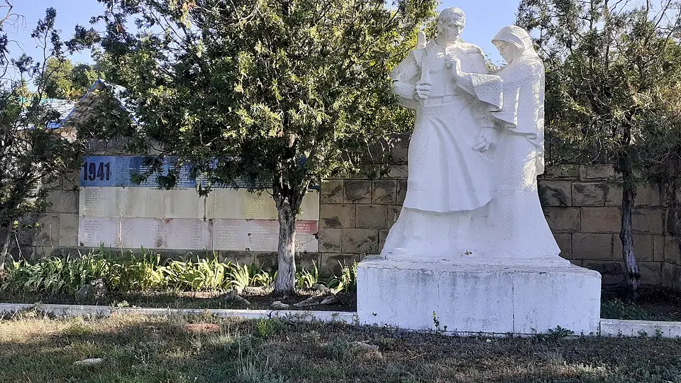 Monument comun al ostașilor căzuți (66) în 1944