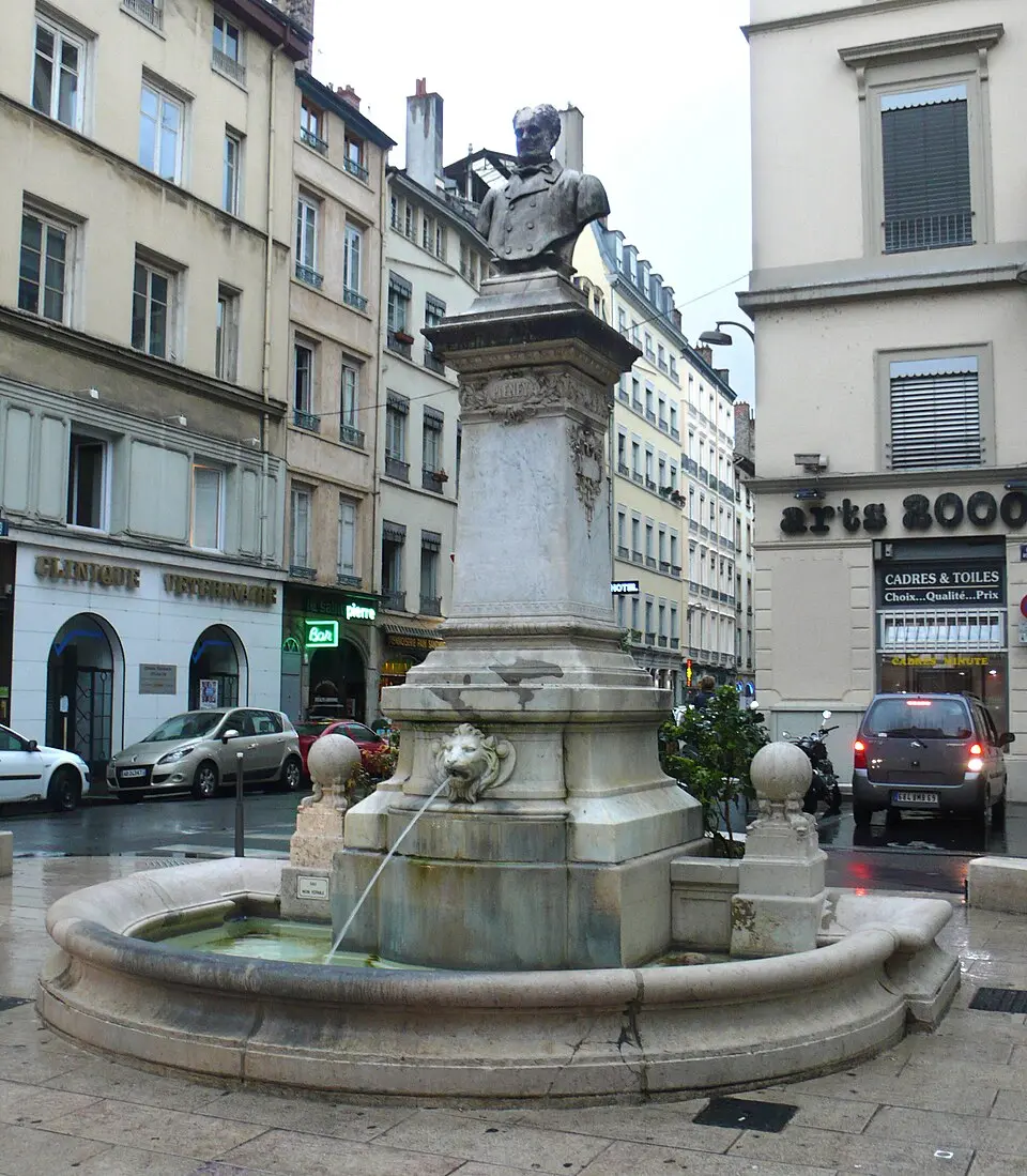 monument fontaine à Jean-Pierre Pléney