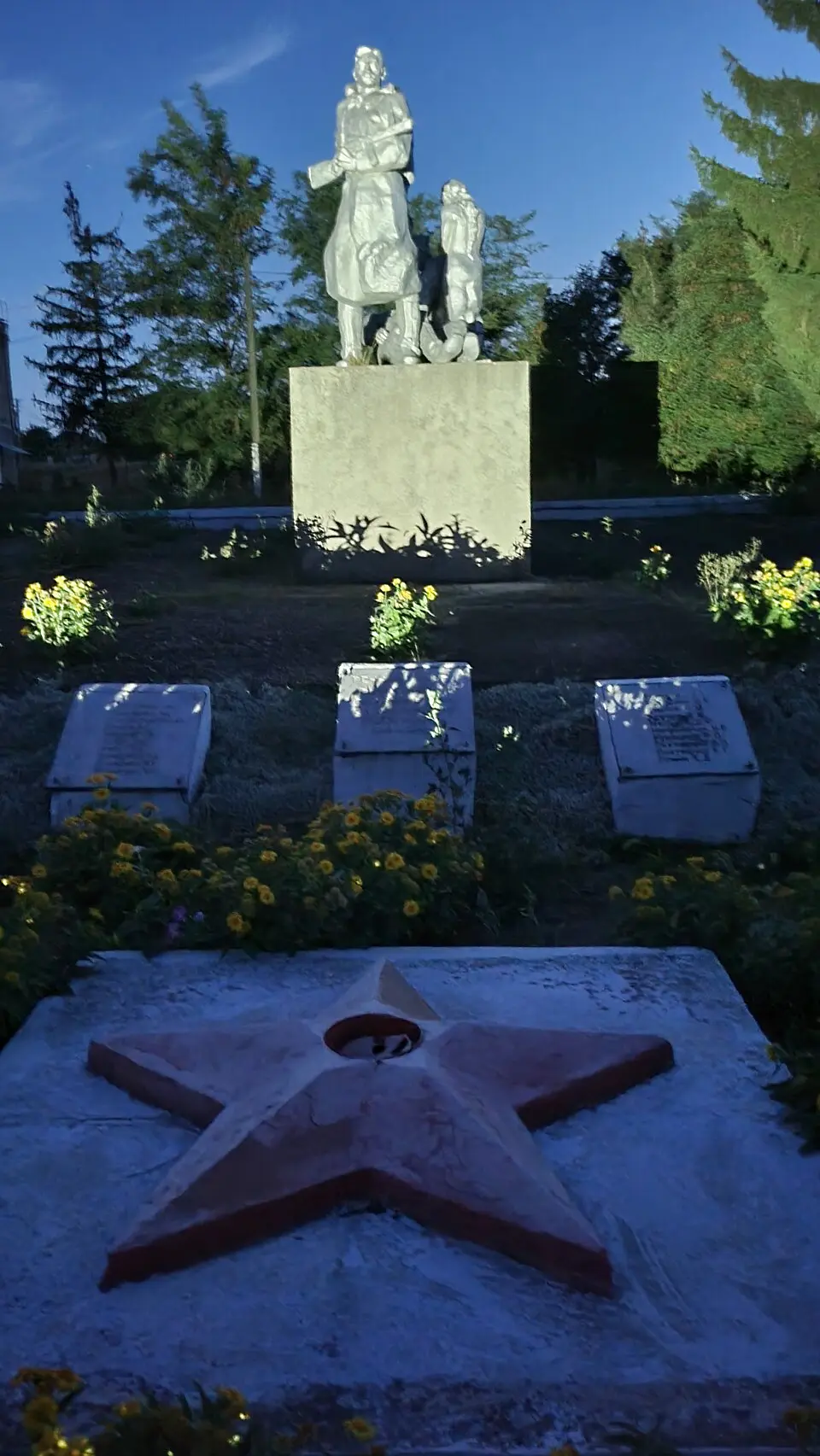 Monument la mormântul comun al 38 ostași căzuți în 1944
