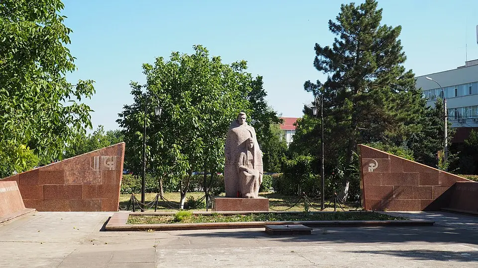 Monument la mormântul comun al 701 ostași și în memoria consătenilor căzuți în război (1941-1945)