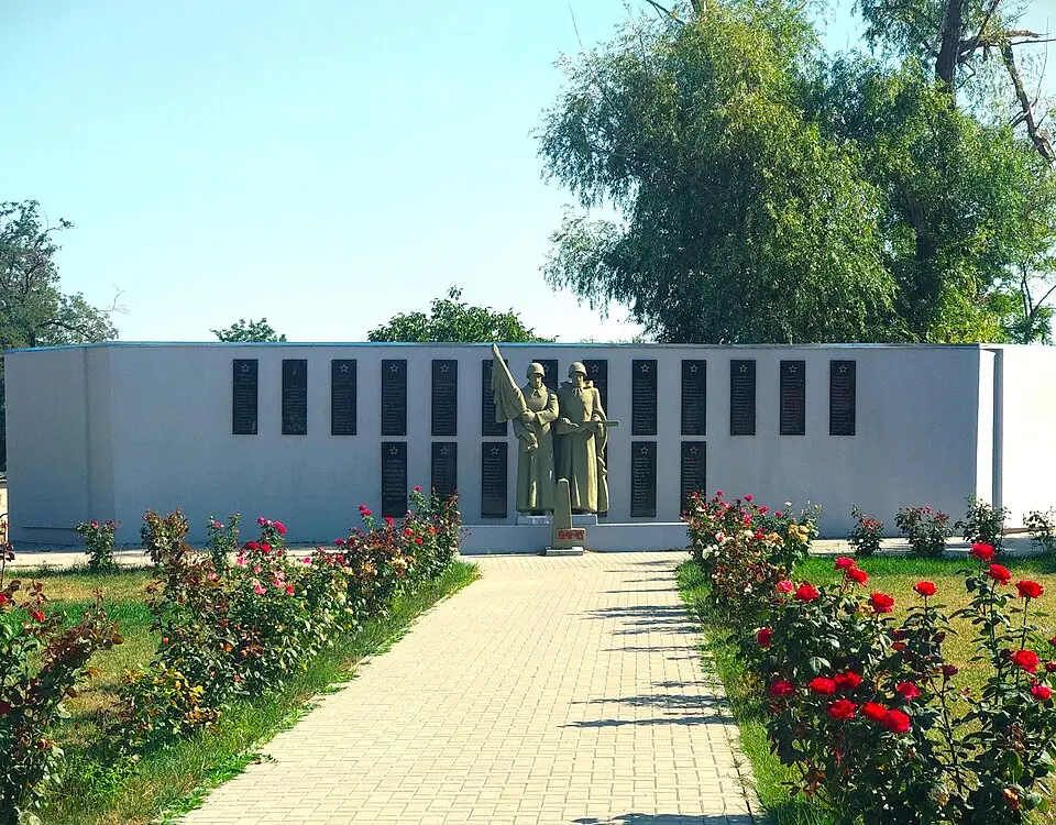Monument la mormântul comun al ostașilor căzuți (150) în 1944