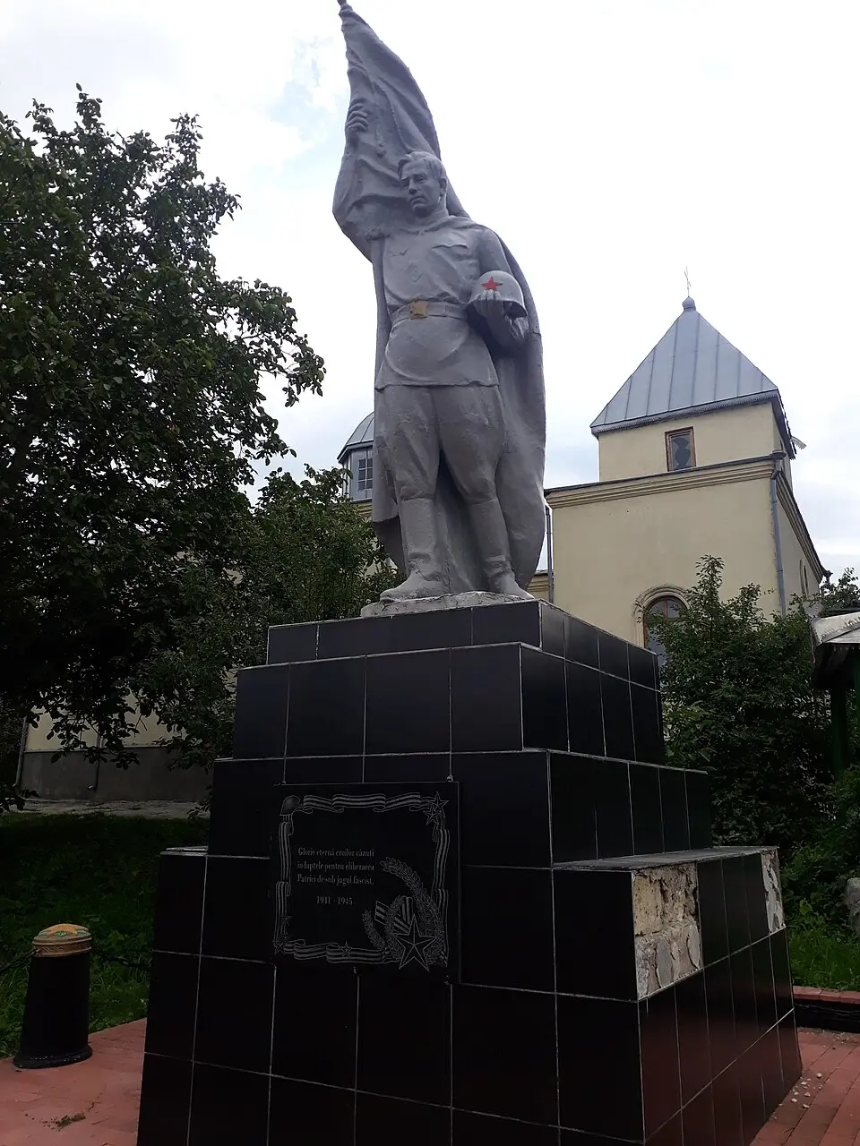 Monument la mormântul comun al ostașilor căzuți (20) în 1944