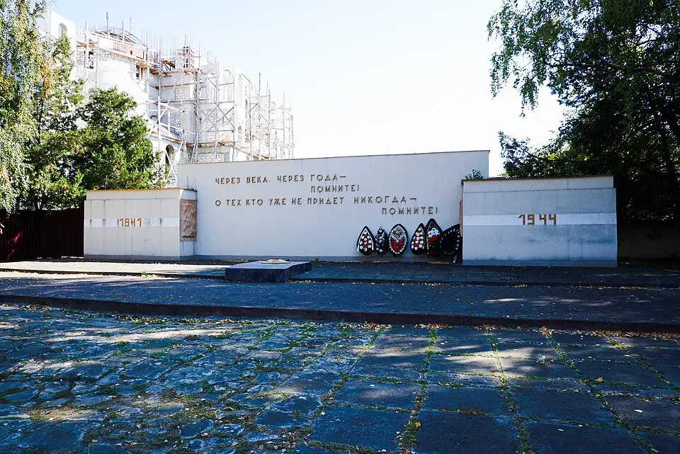 Monument la mormântul comun al ostașilor căzuți (566) în 1944
