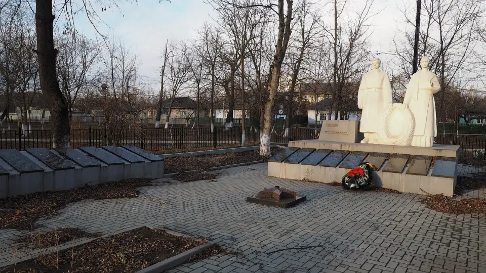 Monument la mormântul comun al ostașilor căzuți (858) în 1941 și 1944