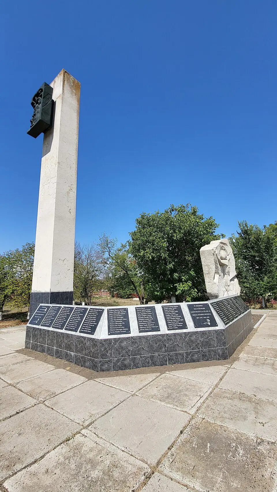 Monument la mormântul comun al ostașilor căzuți în război (1941-1945)