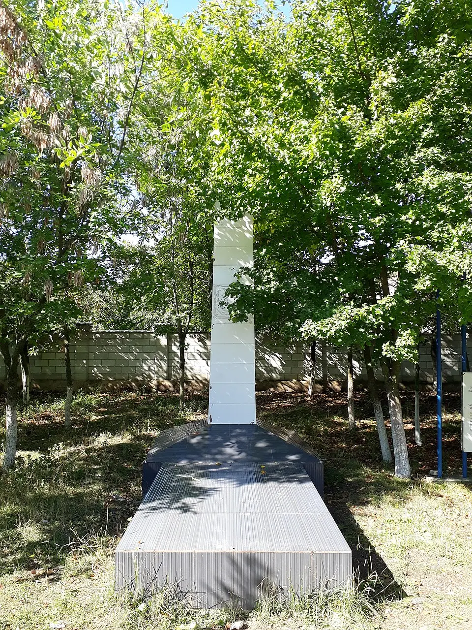 Monument la mormântul comun al ostașilor căzuți (3) în 1944 și în memoria consătenilor căzuți în 1941-1945