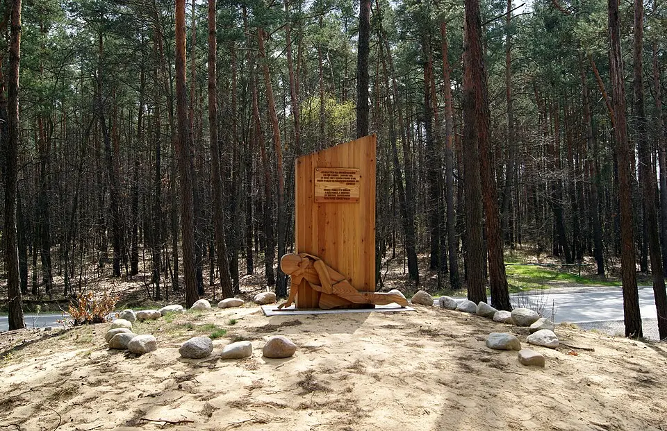 Pomnik Pamięci o Zagładzie Romów w Borzęcinie