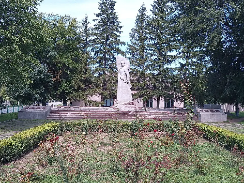 Monument în memoria consătenilor căzuți în 1941-1945