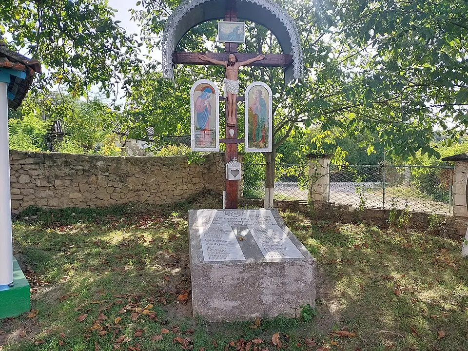 Monument la mormântul comun al ostașilor căzuți în 1944