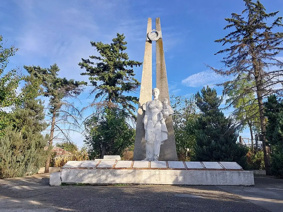 Monument în memoria consătenilor căzuți în 1944