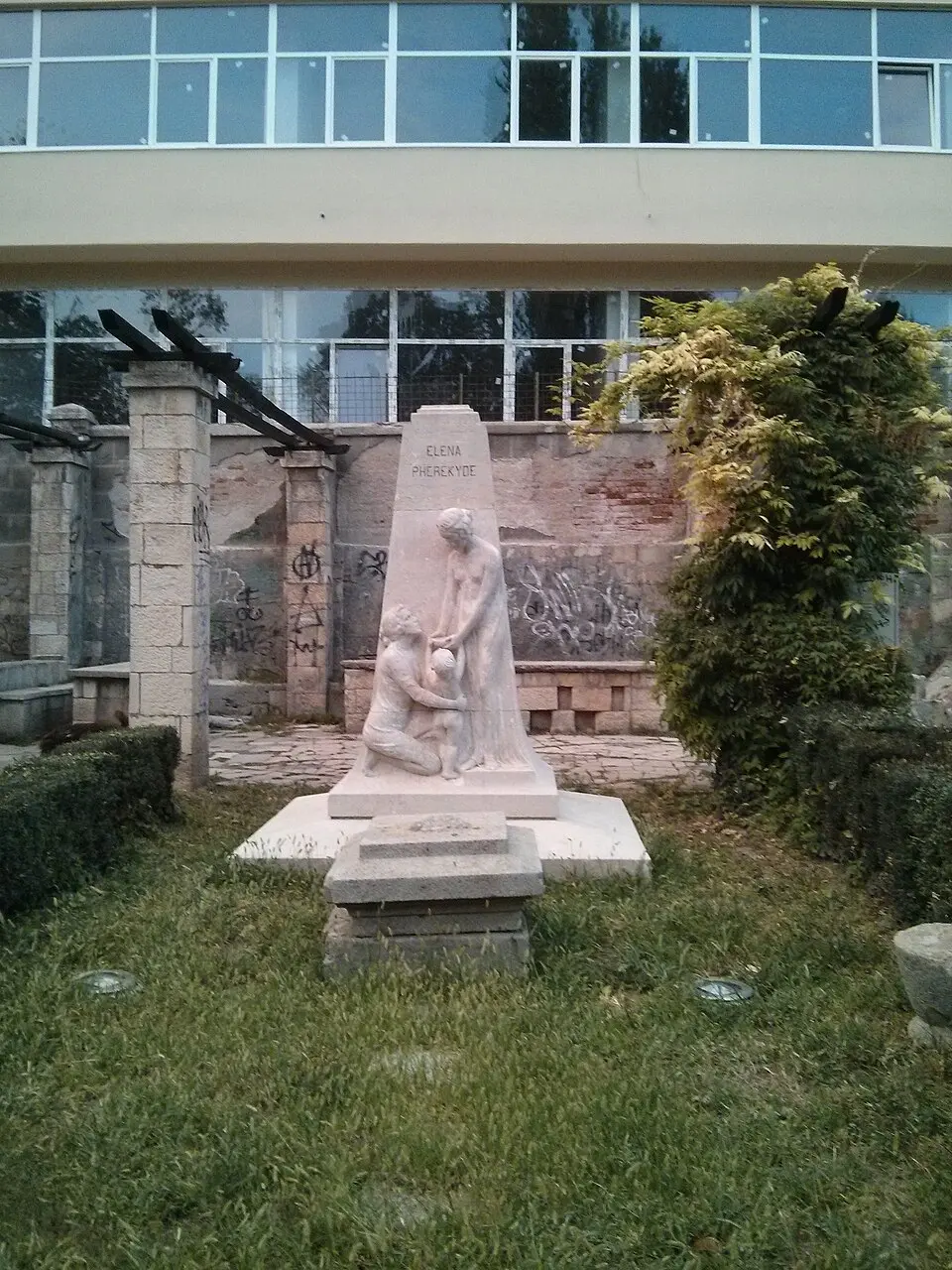 Image: strainu · CC BY-SA 3.0 RO Monumentul Elena Pherekyde
