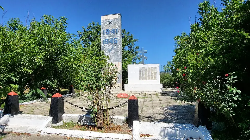 Monument în memoria consătenilor căzuți în 1941-1945