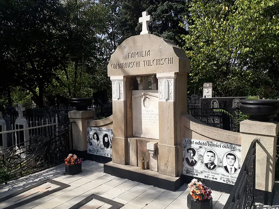 Monument funerar al familiei Comarovski-Tulcinski. La cimitirul ortodox urban