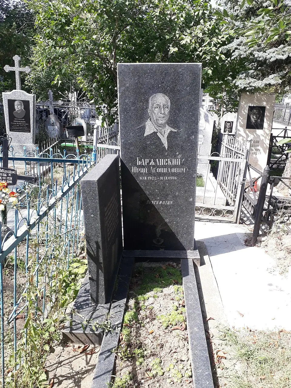 Monument funerar poetului Iurie Barjanschi (1922-1986). La cimitirul ortodox urban