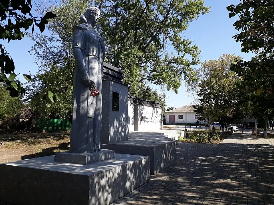 Monument la mormântul comun al ostașilor căzuți în 1944