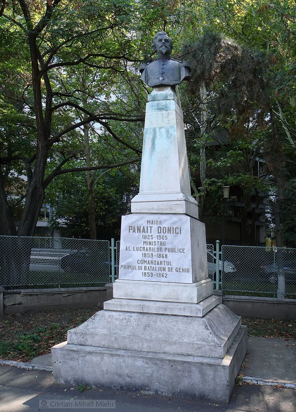 Monumentul lui Panait Donici din București
