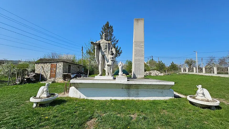 Monument la mormântul comun al ostașilor căzuți (50) în 1944 și în memoria consătenilor căzuți în 1941-1945