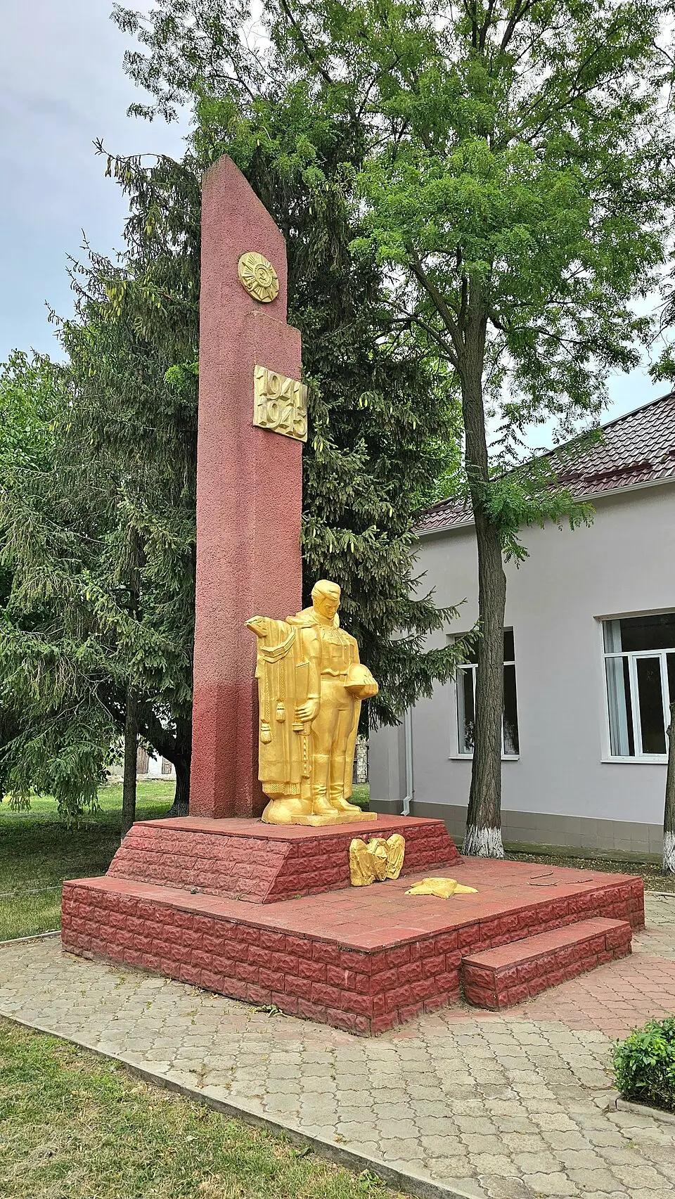 Monument la mormântul comun al ostașilor căzuți în 1944 și în memoria consătenilor căzuți în război (1941-1945)