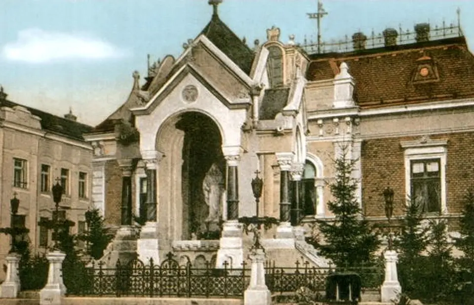 Statuia Sfânta Maria din Piața Maria