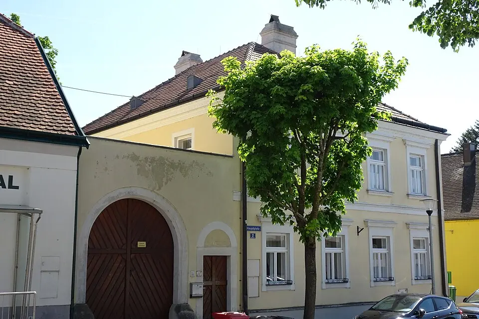 Pfarrhof, Haupt-/Wohngebäude mit Tormauer