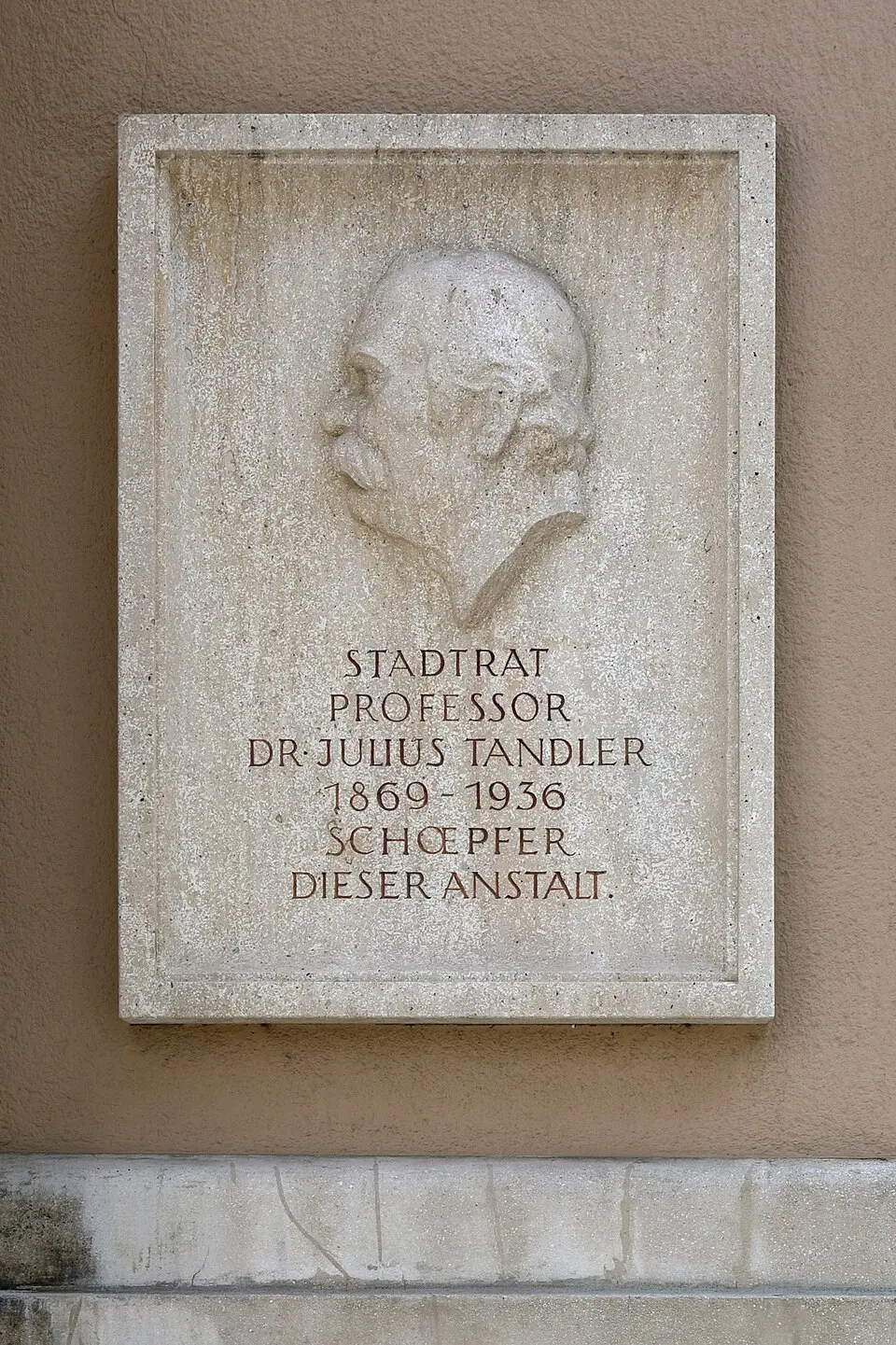 Bild: C.Stadler/Bwag · CC BY-SA 4.0 Gedenktafel für Julius Tandler (Wien, Lustkandlgasse 50)