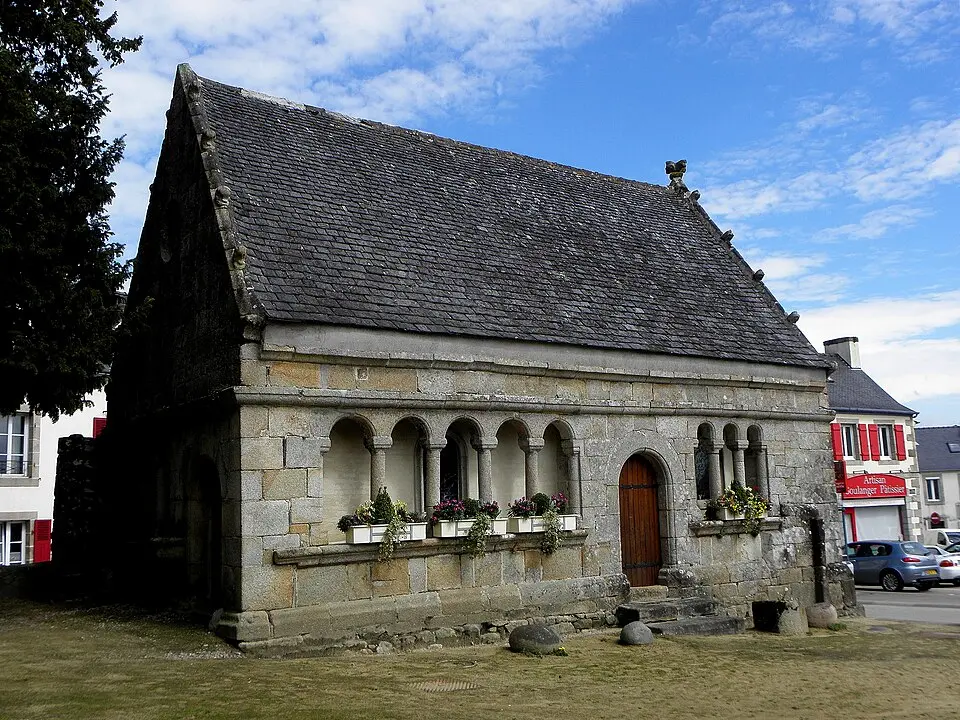 Image: GO69 · CC BY-SA 4.0 chapelle ossuaire Saint-Roch de Ploujean