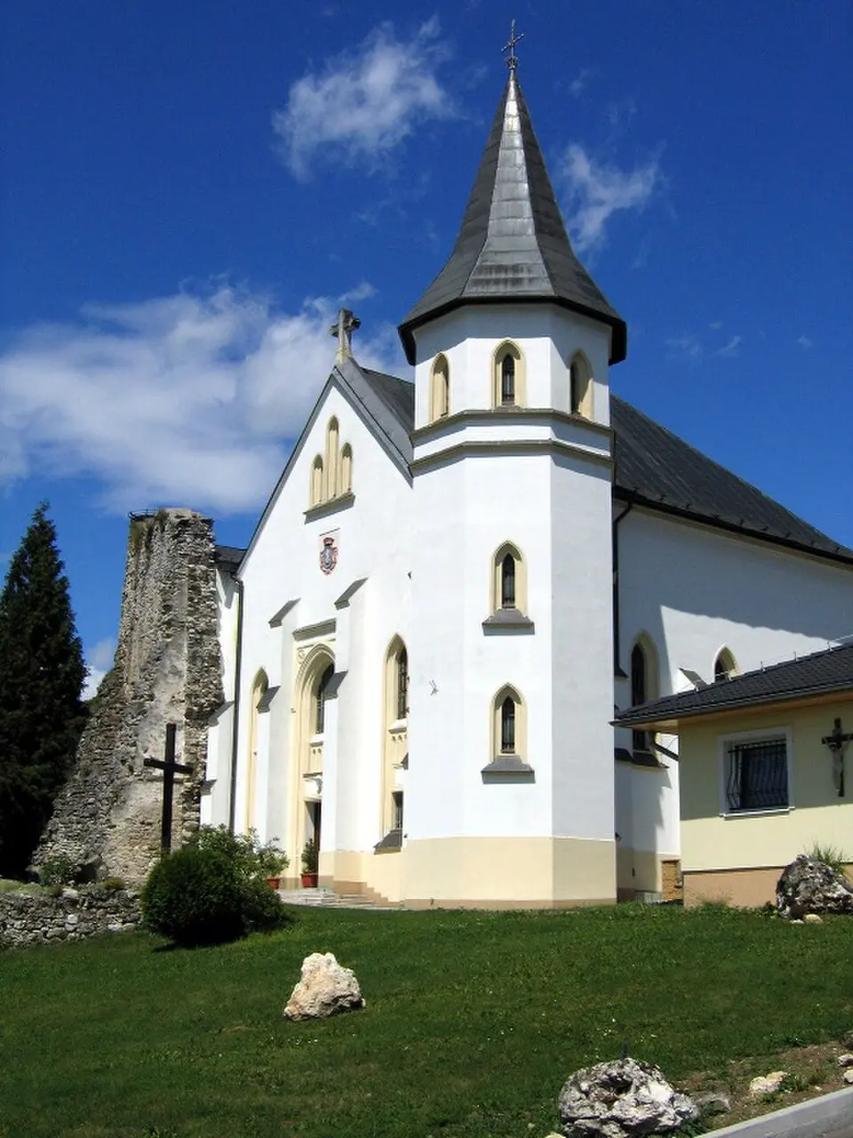Obrázek: Juloml · CC BY-SA 4.0 Kostel Nejsvětější Trojice