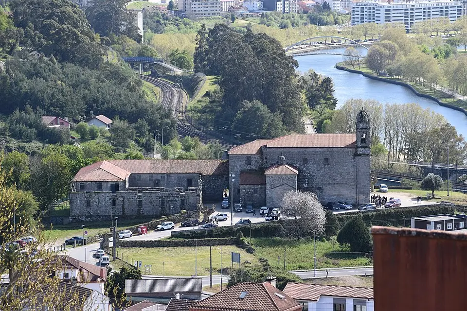 Kép: Estevoaei · CC BY-SA 4.0 Monasterio de San Salvador de Lérez