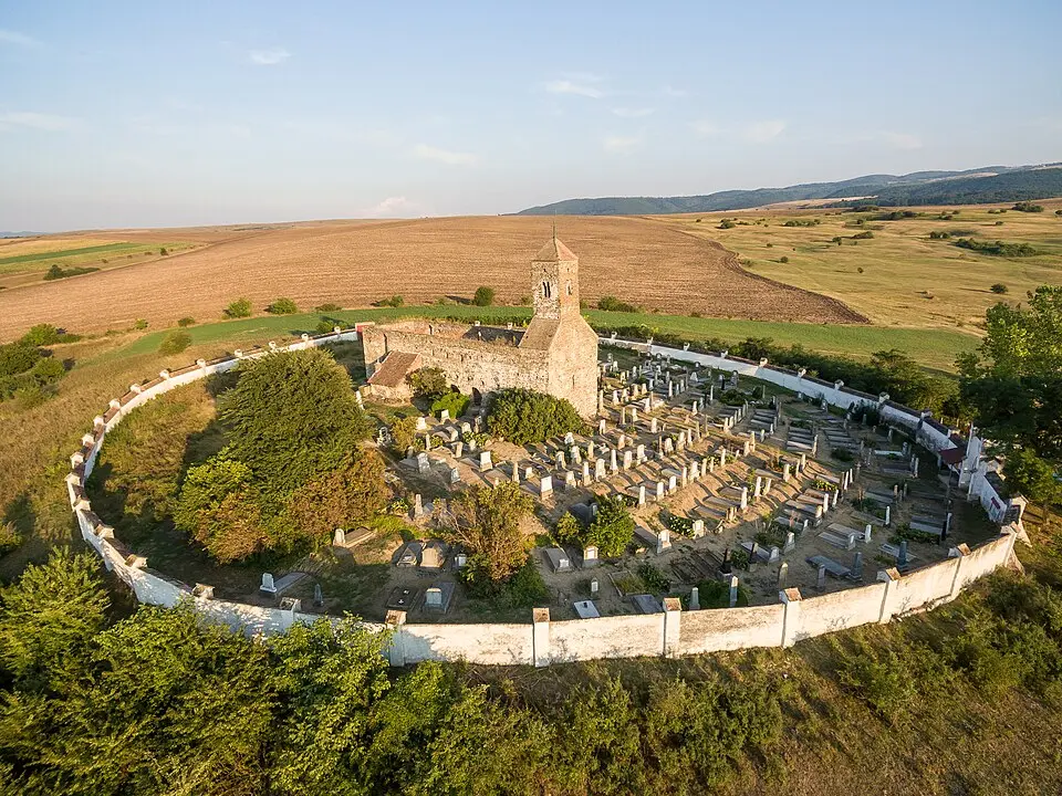 Slika: Raimond Spekking · CC BY-SA 4.0 Bazilica romanică din Gârbova