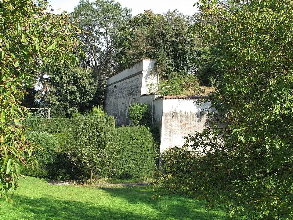 Ziegelmauer der Mühlbastei