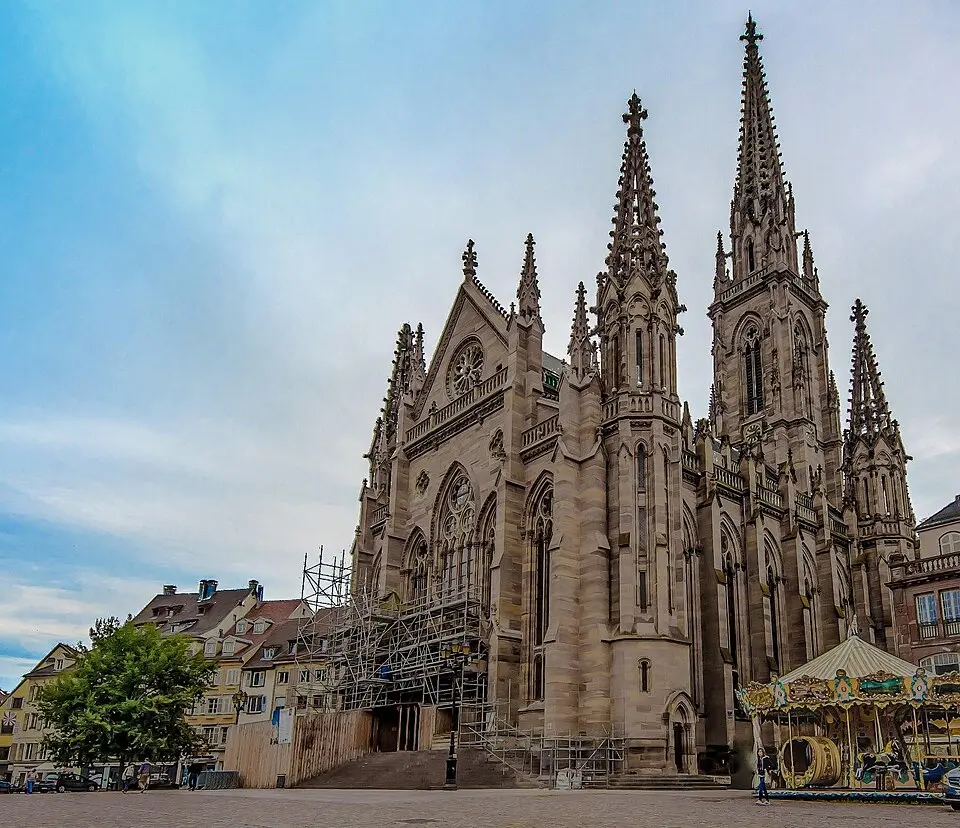 Obrázek: Mahé Petit Garçon Curieux · CC BY-SA 3.0 temple Saint-Étienne de Mulhouse