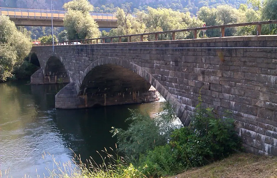 Straßenbrücke