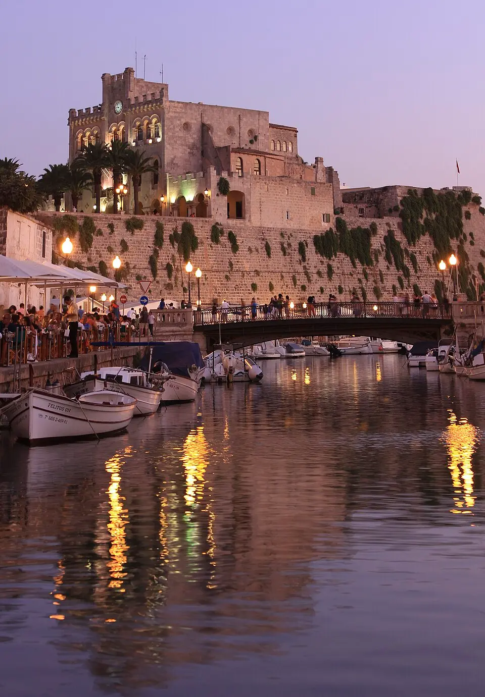 Murada sobre el Port de Ciutadella