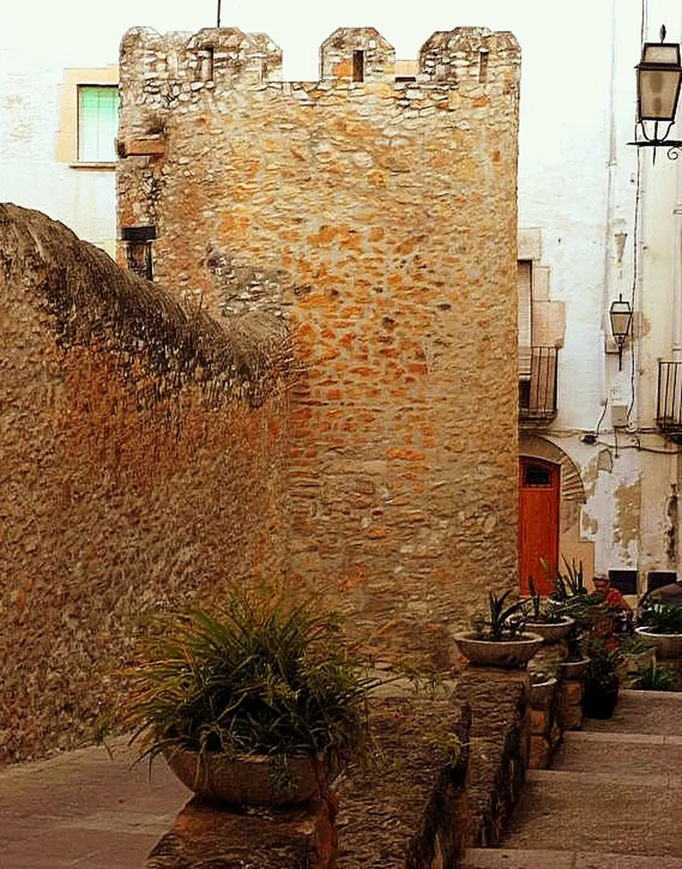 Image: Jaume Meneses · CC BY-SA 2.0 Muralla d'Altafulla